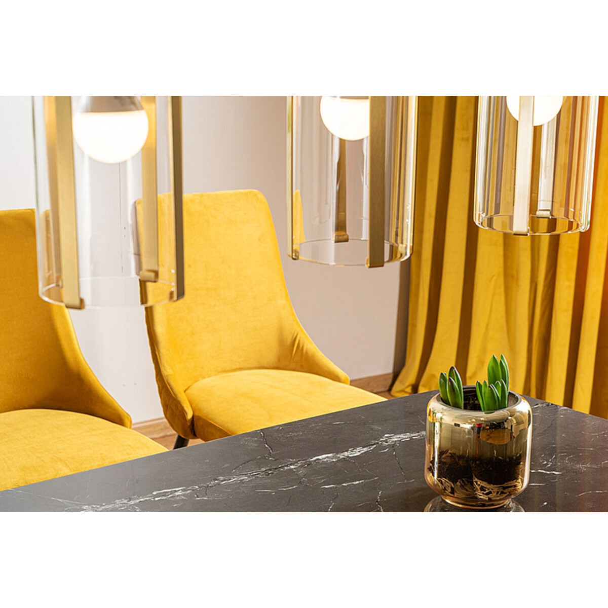 Židle Piano Velvet karí Bluvel 68, kov černý / zlatý
Židle Piano Velvet karí Bluvel 68, kov černý / zlatý