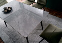 Fotografie 8 - Stůl Ivy 140x80 mramorový efekt, šedý / černý mat